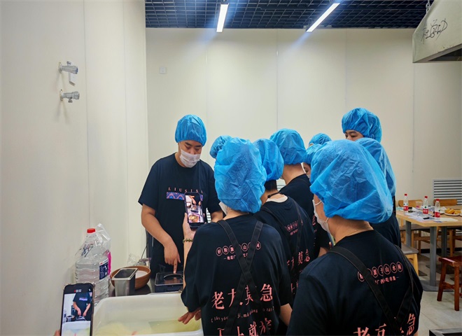 很多人问螺蛳粉火锅加盟店实体店要多少钱.jpg