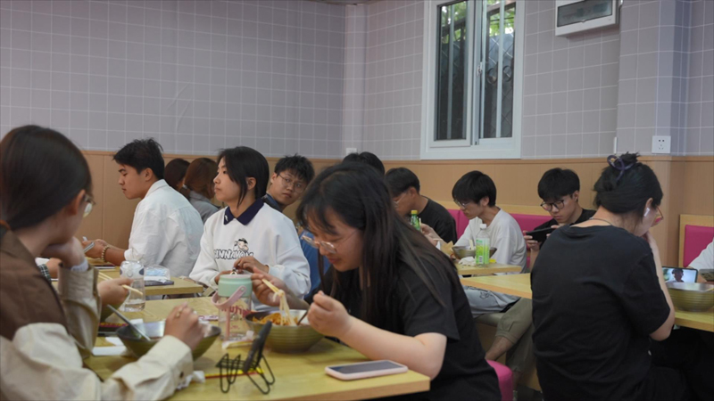 柳州螺蛳粉以其消费市场和独特的味道在众多美食中脱颖而出