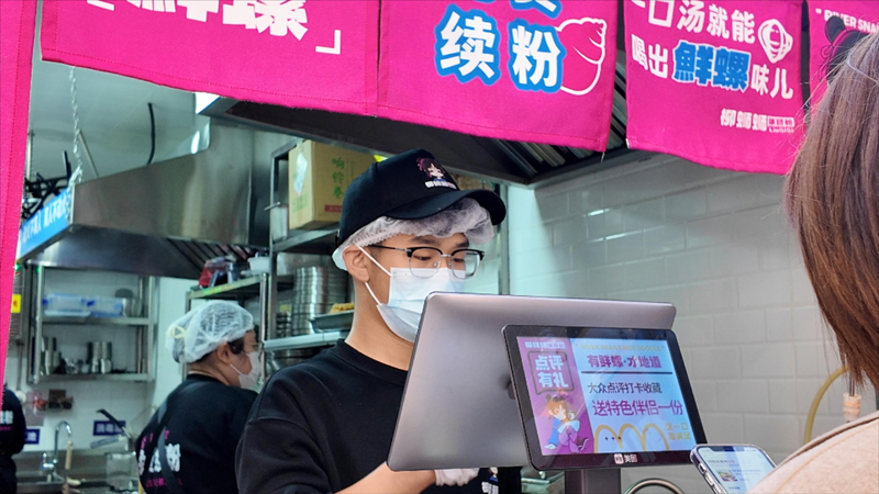 柳蛳蛳螺蛳粉总部会对门店统一培训保证出餐及服务的标准